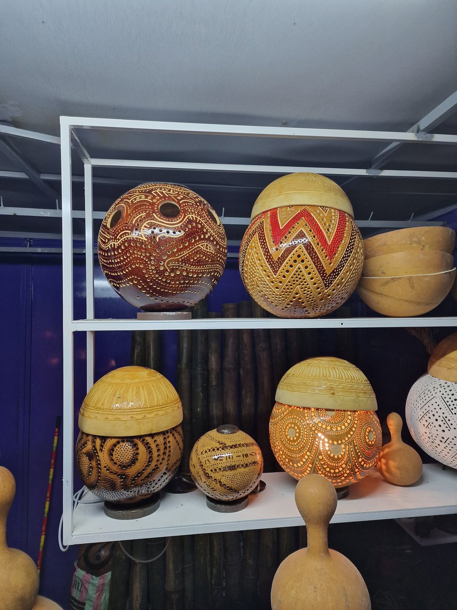 AlainAnifrani's tweet photo. J'ai été agréablement surpris par le travail d'un jeune artiste togolais ROBIN Koffi.
Il a une boutique au marché dekawowo simé de cacaveli. Passons lui rendre visite pour l'encourager et si possible lui acheter un de ses produits.
Vous ne serez pas deçus. 
#TgTwittos https://t.co/fto2E5Shob