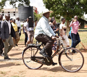 MwangiRmunjuga's tweet photo. #KenyaVsUganda 
#KOTvsUOT
... Chief of Uganda Armed Forces after hearing that Kenya is sending G4S soldiers. https://t.co/cBFjSBHw7v