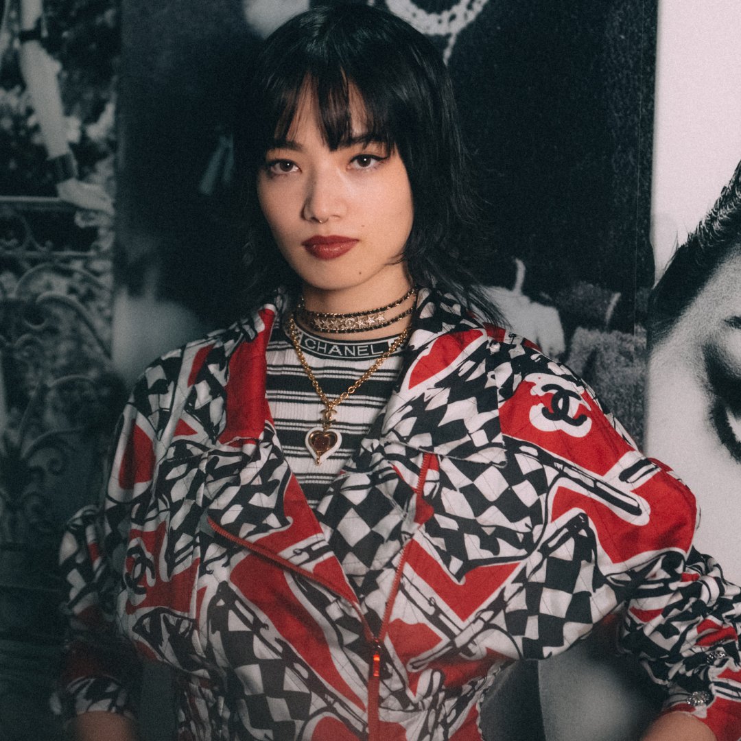CHANEL's tweet photo. Ambassadors and friends of the House, are seen in a decor swathed with black-and-white imagery, in a cinematic inspiration instilled by the film “Last Year in Marienbad” and Kristen Stewart’s persona. The #CHANEL Spring-Summer 2023 Ready-to-Wear collection.
