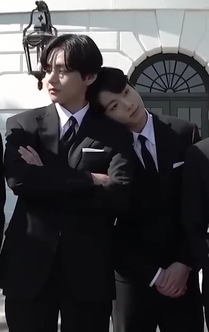 1993yeonkimin's tweet photo. I cannot with these two cuties 😭
ctto
#TAEKOOK #BTSV #BTSJUNGKOOK #BTSK
#kookv #V #TAEHYUNG #JK #JUNGKOOK
#ButterTo1B #HYBE #tannie #ARMYs
#Bangtan Run BTS #jeonjungkook #KimTaehuyng https://t.co/4mHFvO6OFj