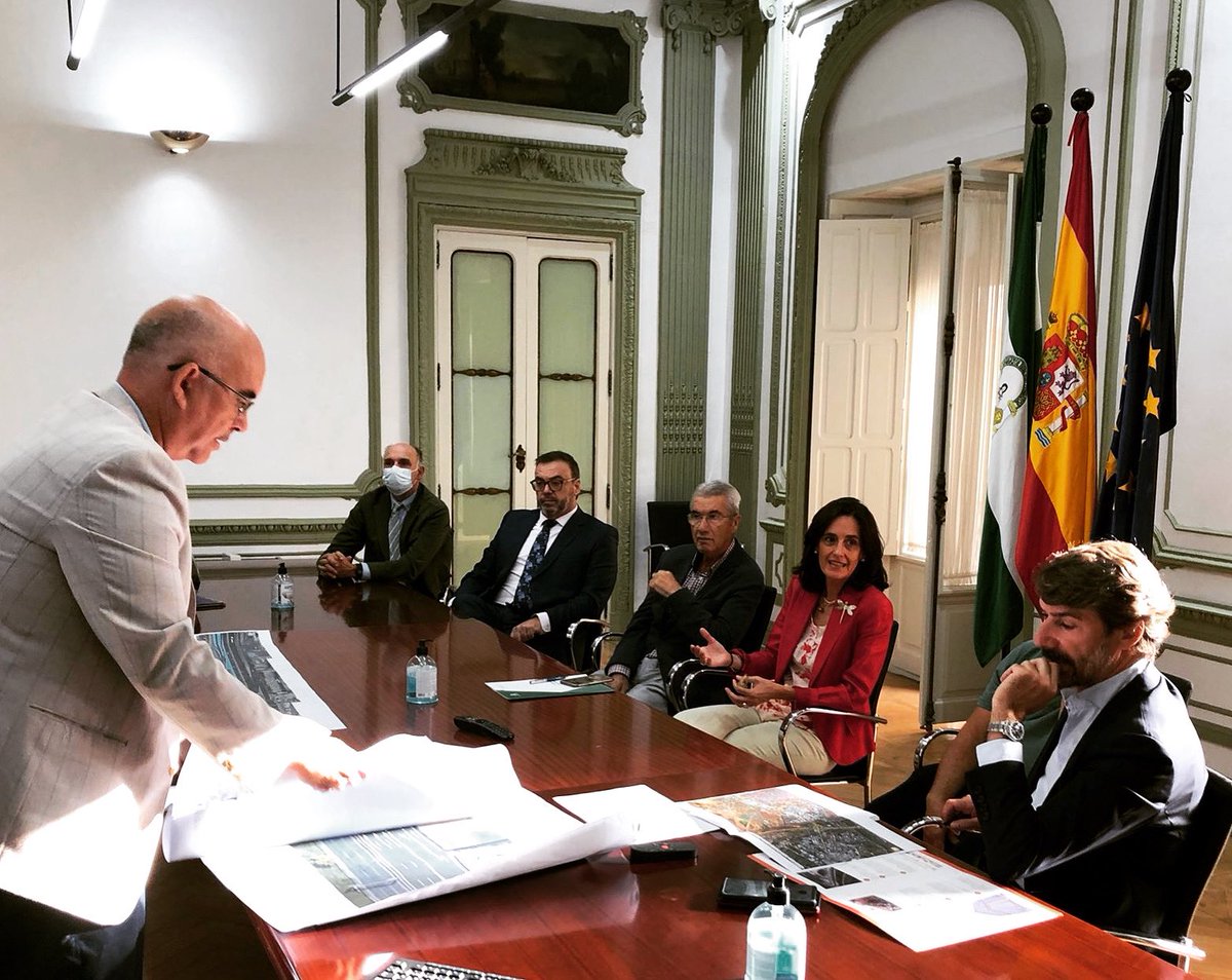 Reunidos en la Delegación Territorial de <a href="/FomentoAND/">Consejería de Fomento de la Junta de Andalucía</a> con empresarios de Alcalá De Guadaira #Fica para explicarles mejoras en accesos y salidas de la autovía A-92 a sus Polígonos Industriales dentro de las obras de  reparación de firme con Asfaltos Sostenibles Masái 
<a href="/marifrangr/">Marifran Carazo</a>