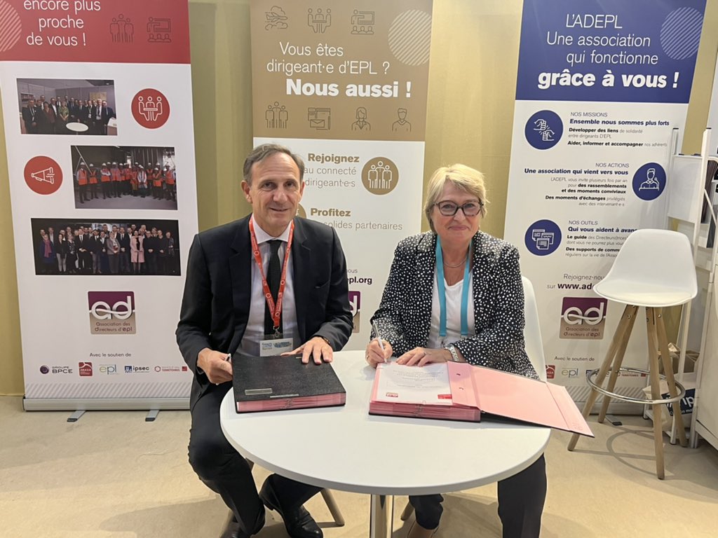 BanqueDesTerr's tweet photo. On profite du #CongrèsEPL @SalonEpl pour signer une convention de partenariat avec l’#ADEPL ! 
« Un partenariat qui fait sens car il met au centre les femmes et les hommes au cœur des territoires de l’économie mixte » @oliviersichel https://t.co/Cb0ujXQZET