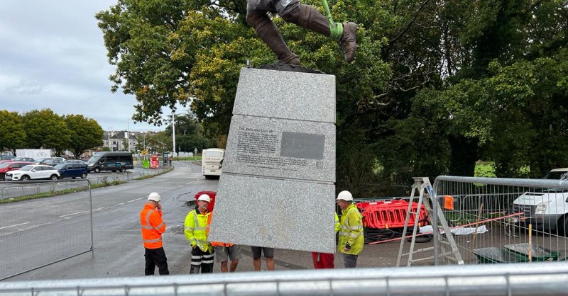 Argyle's tweet photo. ⚒️ The installation of the statue of Jack Leslie has begun at @homeparkstadium. Huge congratulations to everyone involved in the @JackLeslieCamp for their tremendous efforts!

The official unveiling on Friday will be live streamed on our YouTube channel.

@PL1Events | #pafc