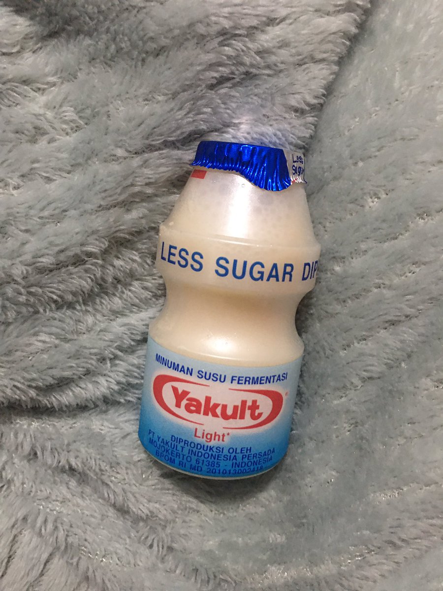 sukacoba's tweet photo. akhirnya nyobain yakult less sugar, rasanya kurleb mirip sama yg biasa. less sugar sedikit lebih asin dan ga semanis yg biasa. mungkin karna kurang manis jadi terasa asinnya https://t.co/q43F93V9yG