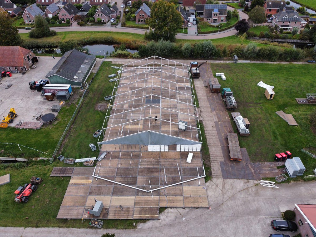 De feesttent in aanbouw!