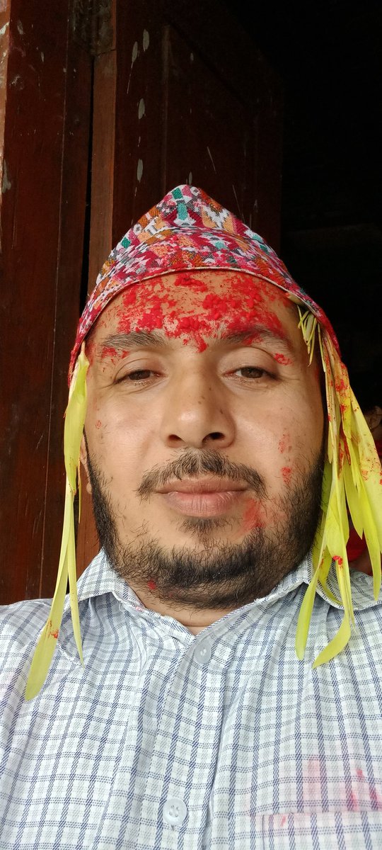 आफूलाई त चामल, दही र चिनी मिश्रित खर्चालु टीको लगाउन रत्ती मन थिएन तर सामाजिक बहिष्करणमा पारिने भयले गर्दामात्र लगाएको हुँ।  निदारमा टाँसेर खेर फालिने हजारौं क्विन्टल चामलले चामलको एक दाना पनि नदेखिकन दसैँ टार्नेको पीडालाई गिज्याइरहेछ। एउटा सांस्कृतिक क्रान्तिको खाँचो देखियो।