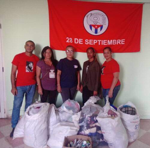 DiasMirelis's tweet photo. Entregan los Comités de defensa de la Revolución donativos a los afectados del huracán en Surgidero de Batabanó.
#Mayabeque. https://t.co/dbwiCtoR8c
