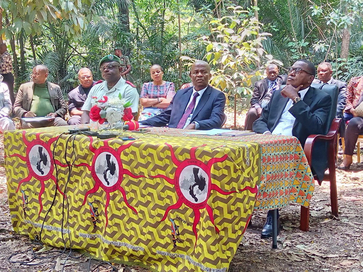 gata_serge's tweet image. Le DG ai de l&apos;ICCN professeur Henri Kambale en conférence de presse au jardin botanique de Kinshasa. Il peint un tableau très sombre de l&apos;institution, surpeuplement des effectifs, état cahotique de la caisse, désordre au travail et insécurité dans les parcs