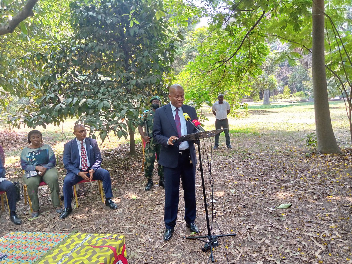 gata_serge's tweet image. Le DG ai de l&apos;ICCN professeur Henri Kambale en conférence de presse au jardin botanique de Kinshasa. Il peint un tableau très sombre de l&apos;institution, surpeuplement des effectifs, état cahotique de la caisse, désordre au travail et insécurité dans les parcs