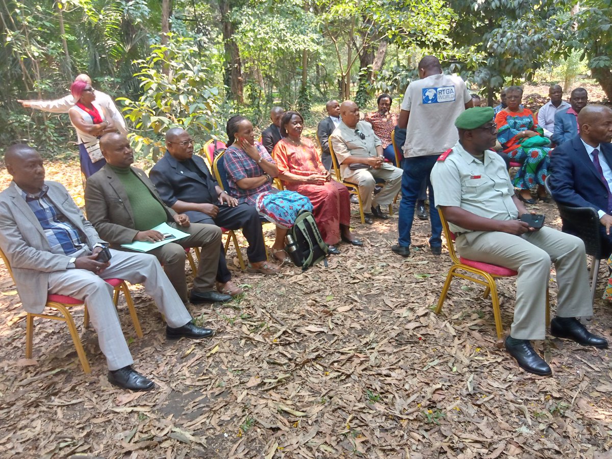 gata_serge's tweet image. Le DG ai de l&apos;ICCN professeur Henri Kambale en conférence de presse au jardin botanique de Kinshasa. Il peint un tableau très sombre de l&apos;institution, surpeuplement des effectifs, état cahotique de la caisse, désordre au travail et insécurité dans les parcs