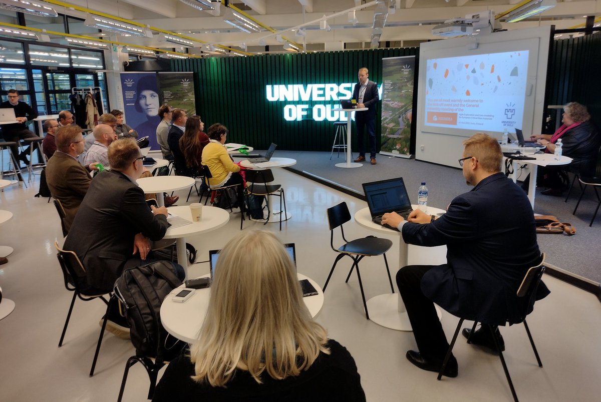 Pitkästä aikaa kotiyliopistolla Oulussa, <a href="/agemera_eu/">AGEMERA</a> -projektia aloittelemassa. On tämä paikka vain muuttunut, Humus-kuppilakin on ihan vieressä eikä toisessa päässä rakennusta. <a href="/MattiMuhos/">Matti Muhos</a> <a href="/JJoutsenvaara/">Jari Joutsenvaara</a> <a href="/IOCGs/">Marko Holma</a> <a href="/minnaliik/">Minna Kilpeläinen</a> <a href="/ossikotavaara/">Ossi Kotavaara</a> <a href="/UniOulu/">University of Oulu</a> <a href="/UniOuluKSI/">Kerttu Saalasti Institute, University of Oulu</a>