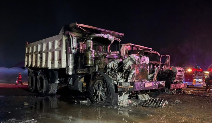 MidionNae's tweet photo. #Chile: Arson Attack Against Baeza Trucks Claimed by 'Maipo Insurrectional Cell - New Subversion' [English-language translation]: https://t.co/62ZNGtY20k
#DirectAction #EcoStruggle #Translations https://t.co/E98Kk3NIpo