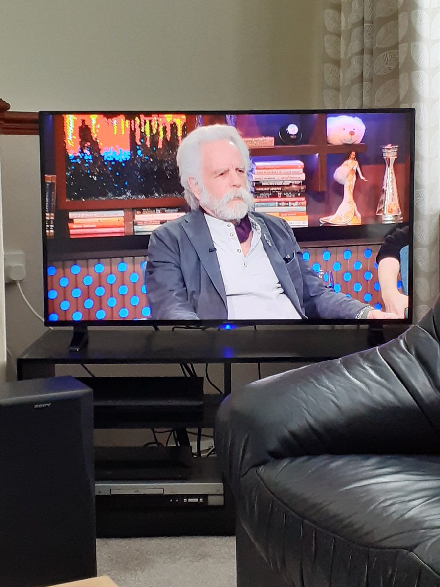 Keef_B_1's tweet photo. Just watched last nights #BobWeir interview, @BravoTV's 'Watch What Happens Live' with @Andy & @andersoncooper. Wonderful, i could listen to Bobby talk all night.
#NowPlaying #NowWatching #TV #tvtime #WeirWednesday #WeirHere #GratefulDead #wednesdaythought #Wednesdayvibe @BobWeir https://t.co/WtOkBMqzP0