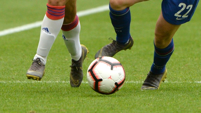 📣 La Ville de Lyon n'organisera ni promotion de la Coupe du monde, ni retransmissions publiques des matchs. Elle rappelle que le Qatar est accusé par de nombreuses ONG de bafouer les droits humains et que cette compétition est une aberration climatique. bit.ly/3ydWFEs