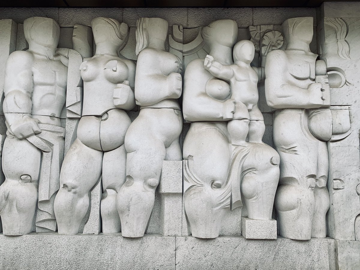 Higinio Vázquez es el autor de los relieves de la entrada de Junta de Castilla y León en Zamora, realizados en 1986. “Caja y Sociedad” es el título de la obra pensada para la Caja de Ahorros Provincial que tuvo su sede en ese edificio. #Zamoraentuits