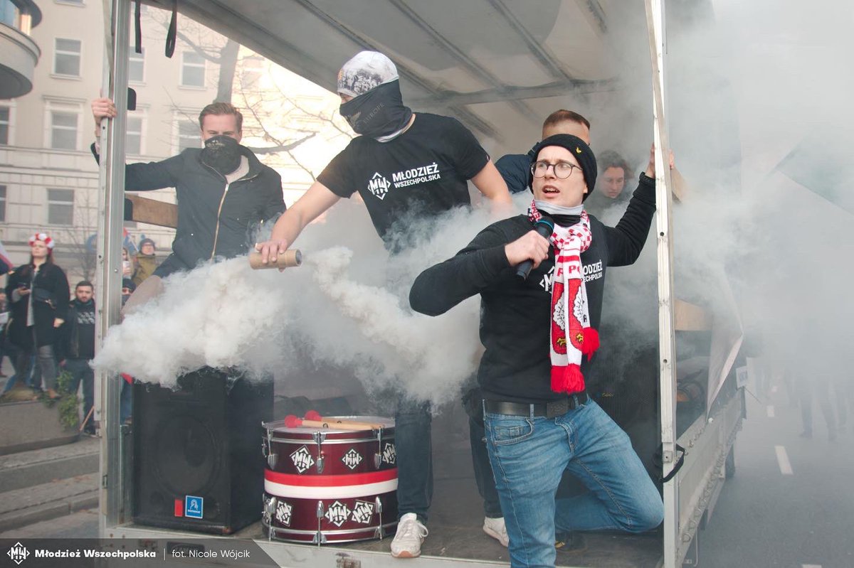 MarcinOsowski2's tweet photo. Tak było na MN w latach poprzednich.
To zdjęcie z kolumny @MWszechpolska. Lubię te fotografię, bo oddaje prawdziwość oraz oddolny i niezależny charakter Marszu Niepodległości.

W tym roku ponownie wszyscy do Warszawy w obronie Państwa narodowego!
#PolskaPaństwemNarodowym 
#MN22 https://t.co/Hurj7n24pH