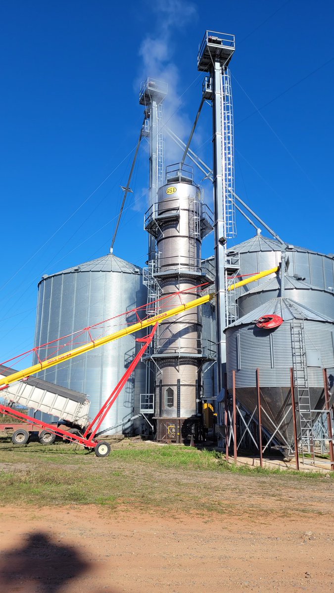 MikeS670's tweet photo. Did a little corn this week, run some through each dryer to get the bugs worked out before silly season.  Picked up the Fiona corn pretty good. #harvest22 https://t.co/cKeQCXDq6d