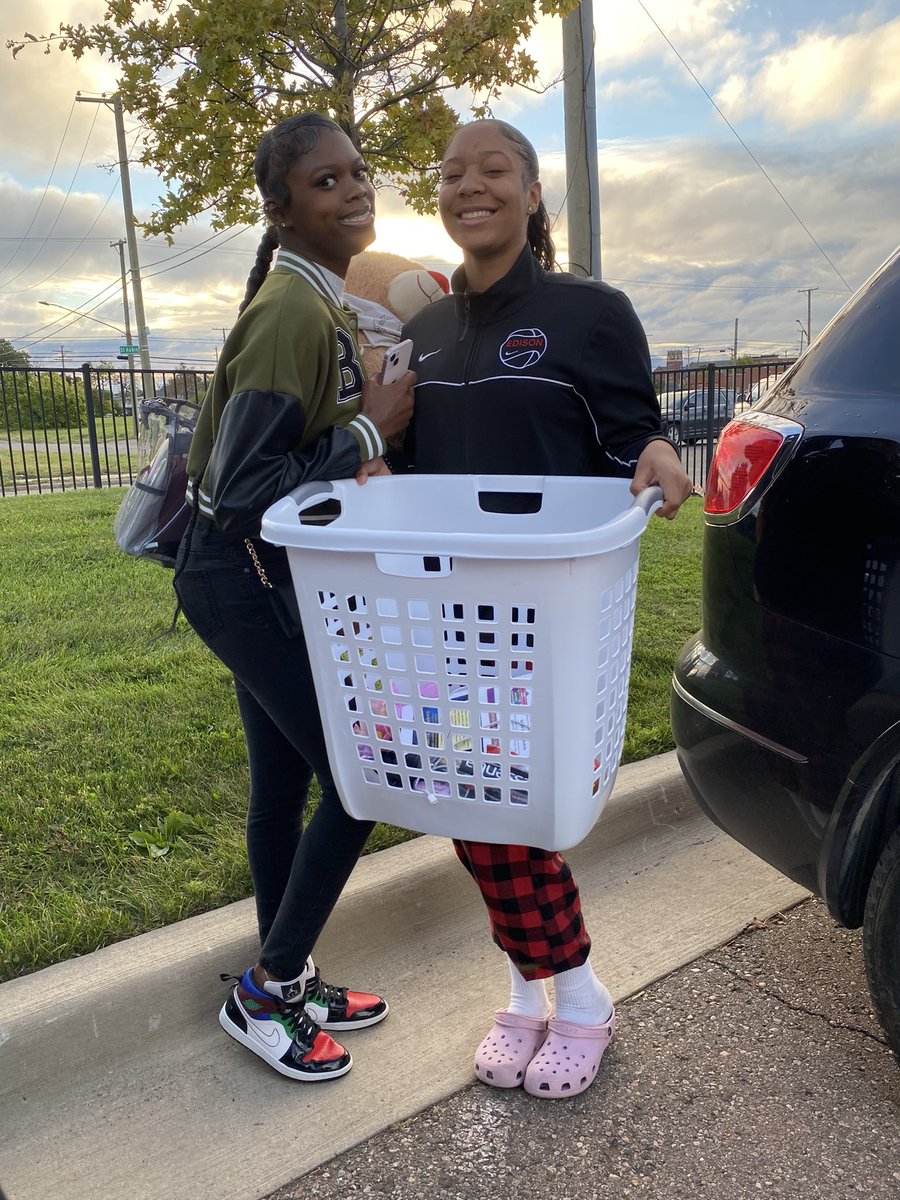 lspencer1103's tweet photo. Oh, And A Very Successful Spirit Week! #ece #spiritweek #characterday #elderlyday #classcolor #bringanythingbutabookbag https://t.co/KxnvcmF5qb