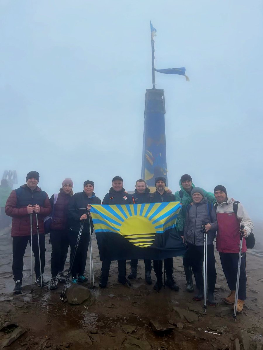 OlympicUA's tweet photo. 💙💛У рамках Європейського тижня спорту в Україні на Говерлу підняли прапор Донецької області
▶️https://t.co/l6er3Bt3cT
#НОК #Україна #УкраїнськийСпорт #ЄвропейськийТижденьСпорту #Ukraine #UkrainianSport #OlympicLesson #ОлімпійськийУрок #BeActive #BeActiveUA @EuSport https://t.co/gbk5tHgxGg