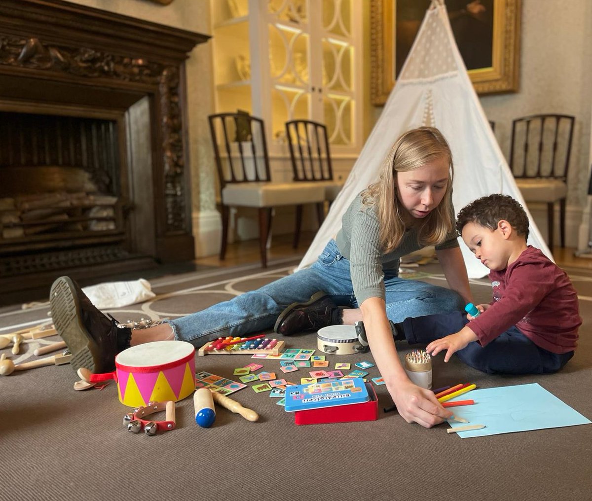 beacouk's tweet image. Last weekend we teamed up with @spotlightuk to provide childcare at their Industry Forum Event for casting directors and talent agents. We matched each family with their very own creative sitter for the day so that their little ones could come along too!👶🎨🎭