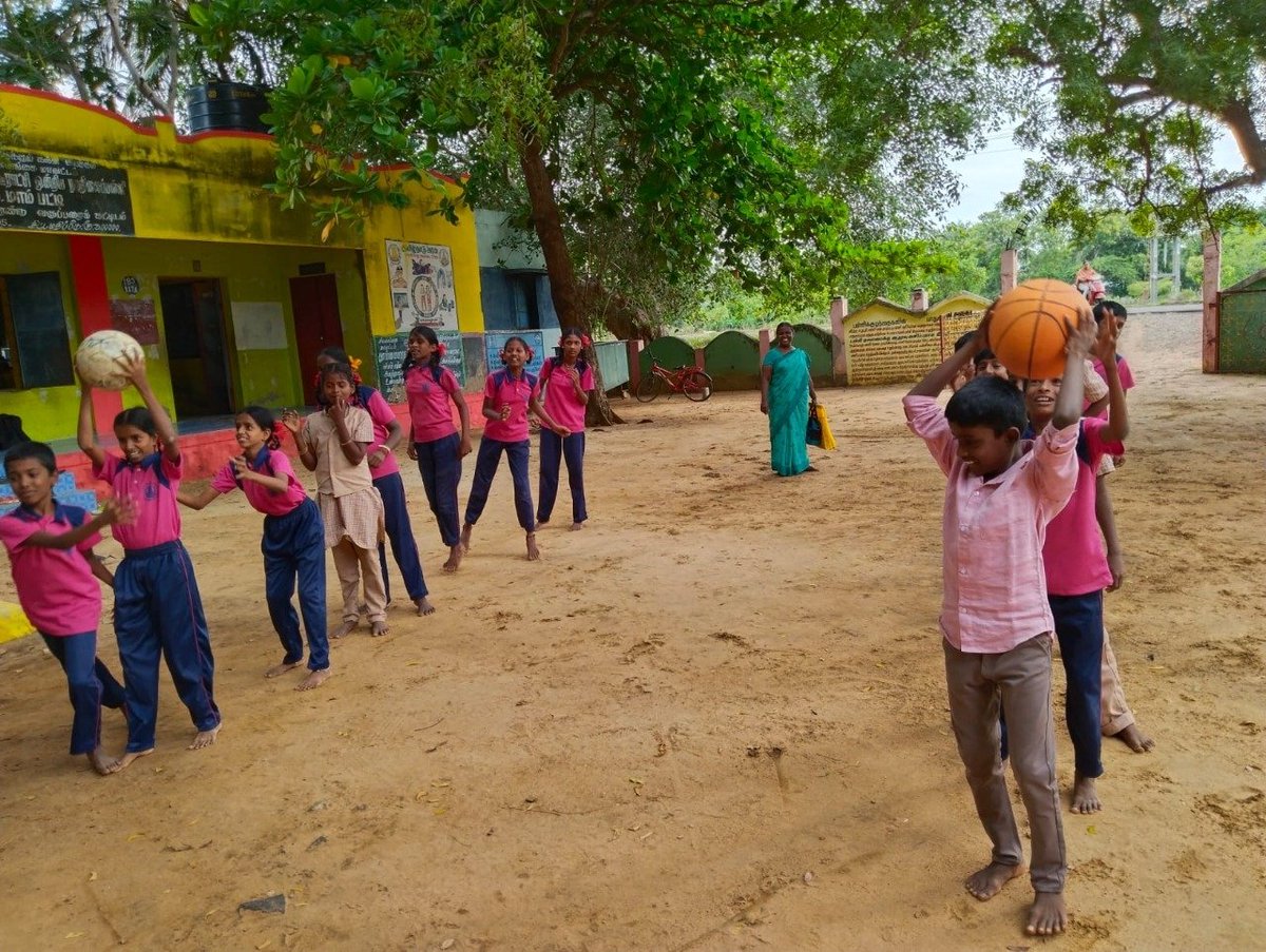 yellowbag_org's tweet photo. Mampatti. Our first rural center outside Madurai City.  YellowBag lifeskills education program in action. Implemented by commitment  volunteers.  @SankarM @malpani @krishnanns @Pushpan @balamurugan8014 https://t.co/kzL3wYOp1p