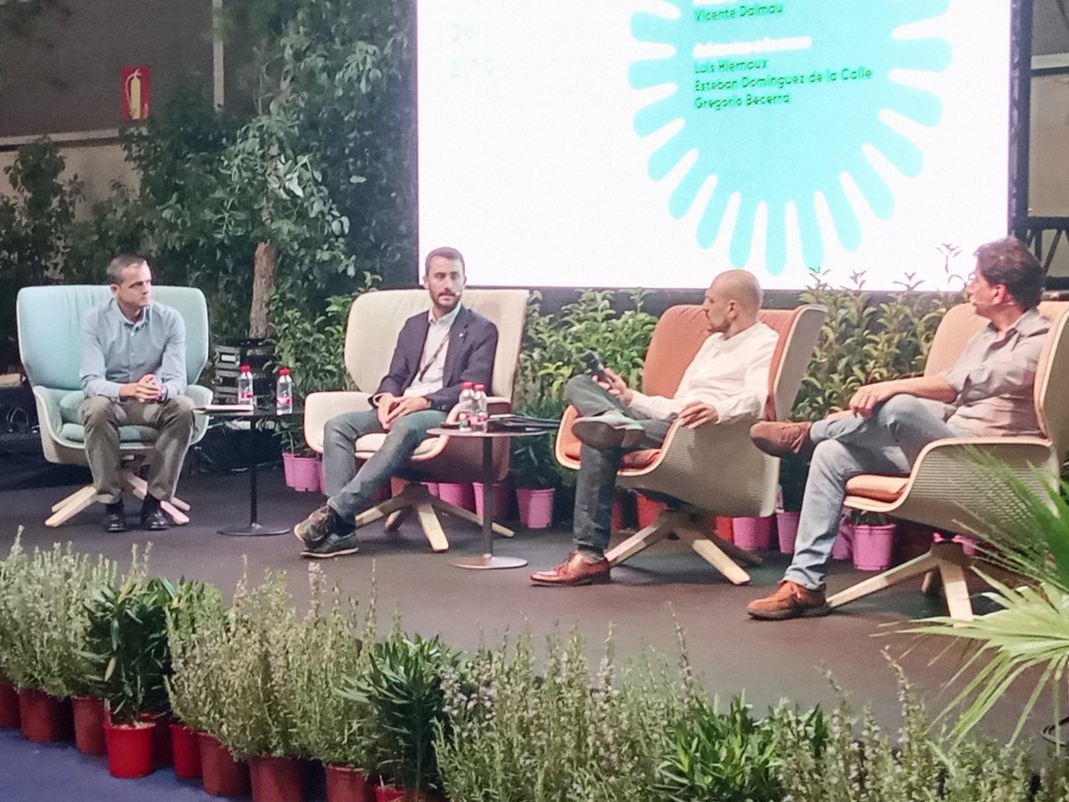COITAVC's tweet photo. 🔚 Para finalizar el bloque se realiza la Mesa redonda: Procesionaria del pino. 🌲 Moderada por Vicente Dalmau @generalitat. Participan Luis Hiernaux #INFFE, Esteban Domínguez @MajadahondaAyto y Gregorio Becerra #Agrodex.

@Iberflora 

#foro #bioproteccion #vegetal @Phytoma https://t.co/aCBIJxBcaN