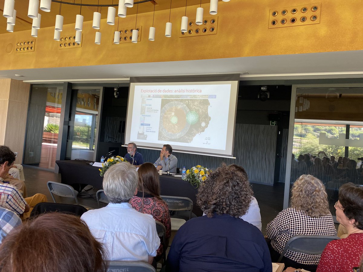 gramp_ub's tweet photo. Al Simposi d’Arxius i humanitats digitals, #AlfredMauri, membre de @gramp_ub, ens parla de la identificació d’Unitats Topogràfiques.

#explotaciódedades #arxiusirecerca #unitatstopogràfiques @RecerCaixa #fènix #gènesis #CoralCuadrada 
@ESAGED_UAB #AMSMB #SimposiAMSMB2022 https://t.co/AyrFR80tO1