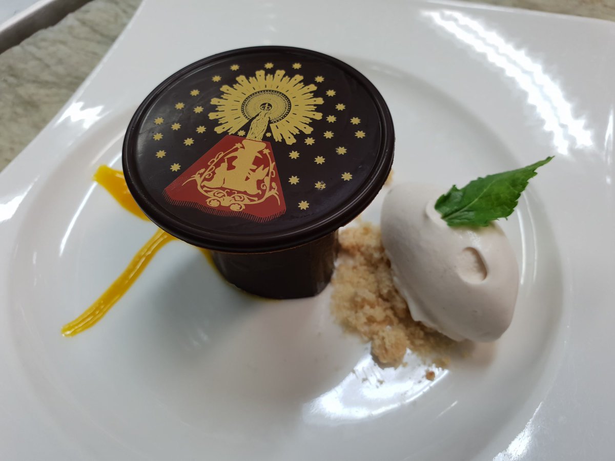 elchalet's tweet photo. Pilar de Chocolate con Mousse de Avellanas y Helado de Caramelo Salado. Nuestra ofrenda particular a la Virgen del Pilar hecha postre.
#ElChalet #restaurante #restauranteszaragoza #Zaragoza #gastronomia #restauranteElChalet #Steaktartar #Pilar #FiestasPilar #pilares22 https://t.co/J72mQkRytV