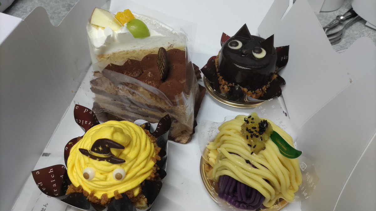 winddyne's tweet photo. シャトレーゼのケーキをいただきました。ちょっと遊びながら食べたけど美味しかった〜😆ごめんね猫タン🐱 https://t.co/EM3cKnBptt