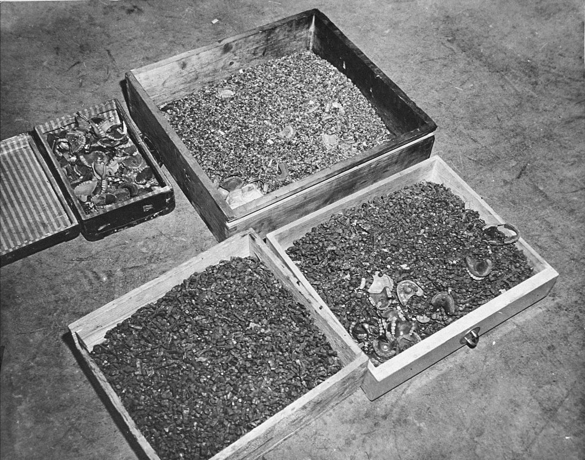 Gerashchenko_en's tweet photo. I can't stop thinking about this box of golden teeth implants that was found after de-occupation of Pisky-Radkivski village in Kharkiv region.

Similar ones were found over 70 years ago in concentration camps.

Ukrainian Auschwitz and Buchenwald.

📷: Serhii Bolvinov https://t.co/dk7g9LfyJv