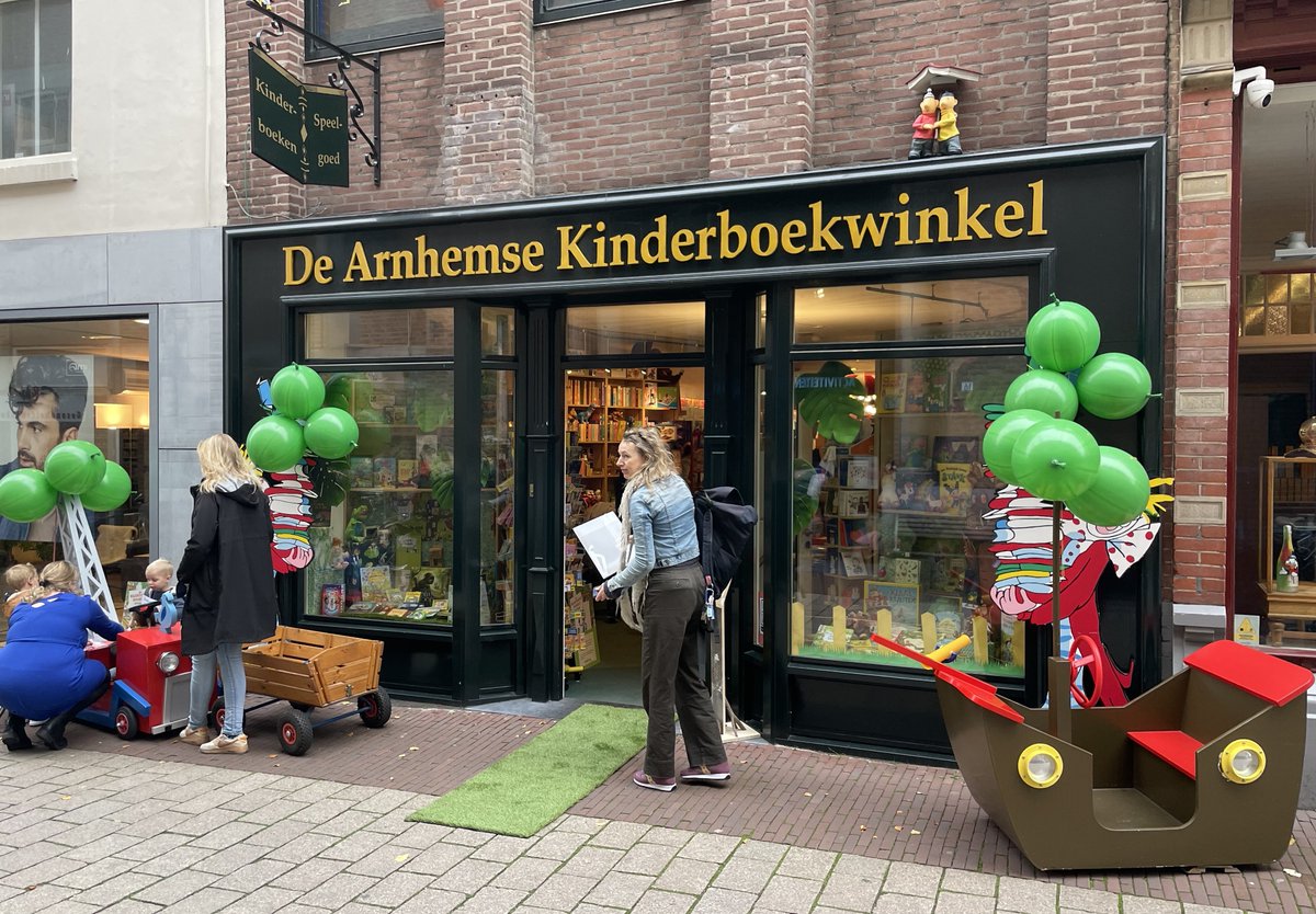 Gigagroen! De #Kinderboekenweek is begonnen! Elke dag hebben we weer een hoop nieuwe, leuke, groene activiteiten: lezenisleuk.nl/agenda
En natuurlijk hebben we ook héél veel mooie boeken en krijg je bij ons het boekenweekgeschenk!