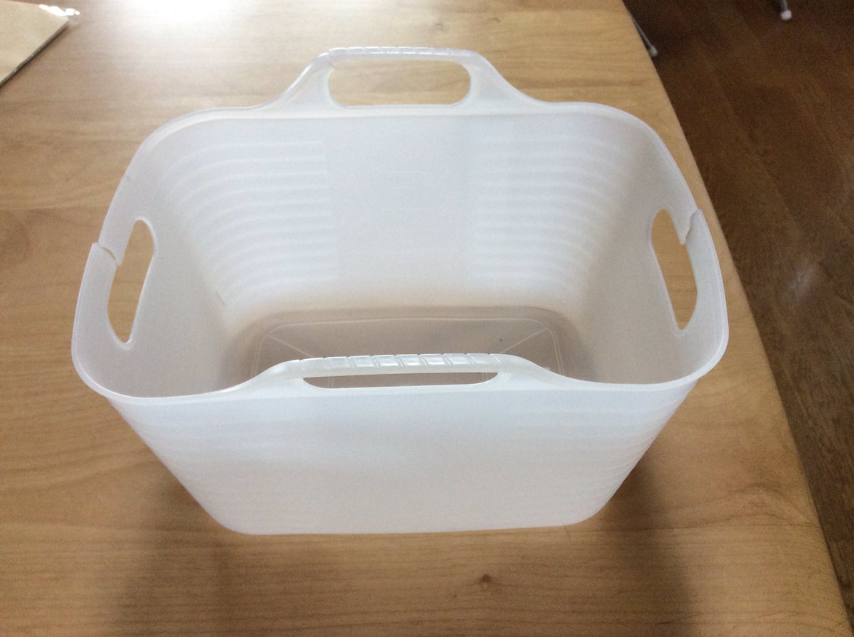 2ndlifework's tweet image. 今日の ＃捨て活
私物入れてたカゴ
これは100均。愛用品でした。持ち手が3つ潰れたので廃棄
#1日1捨