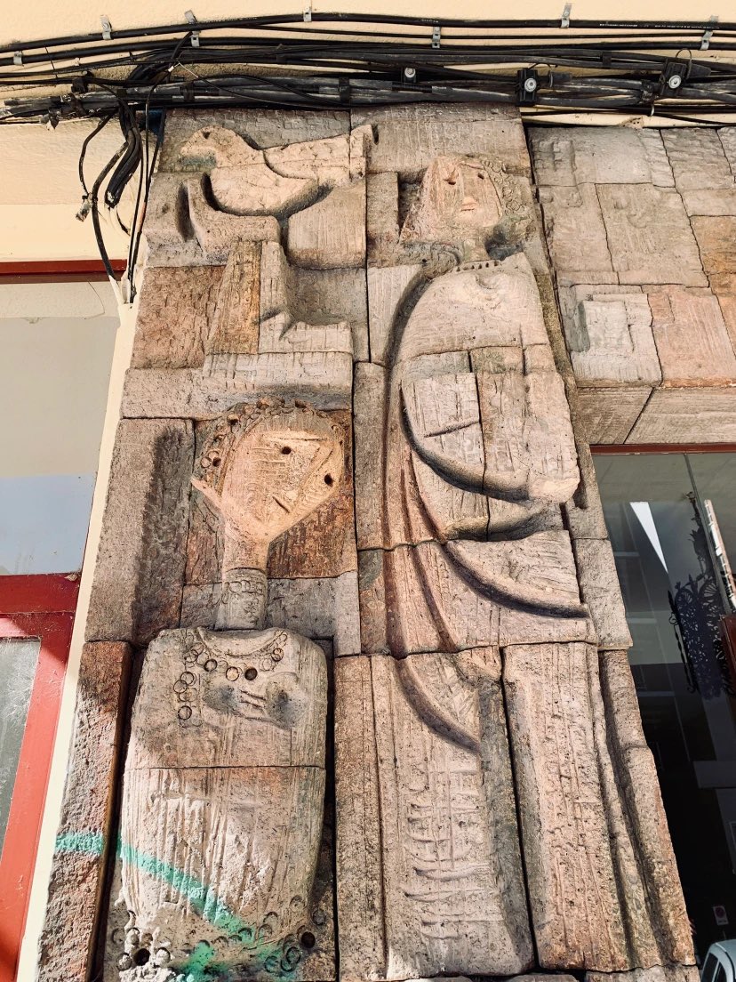 Pasando desapercibido, en la Avenida de Portugal, se encuentra un genial portal decorado con el particular sello de Higinio Vázquez. A pesar de que los pintamonas no respetan nada… se puede observar la calidad de la obra. #Zamoraentuits