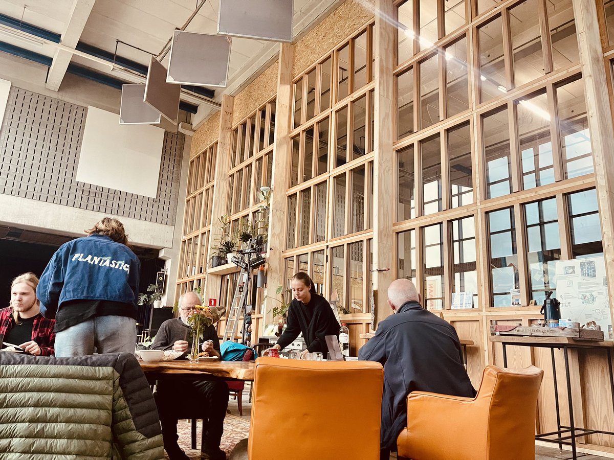 Arc2Principles's tweet image. Overleg in de @MaakFabriek  @gemeentealkmaar over circulair project met hergebruikte materialen. Prachtige creatieve broedplaats! @Arc2architecten