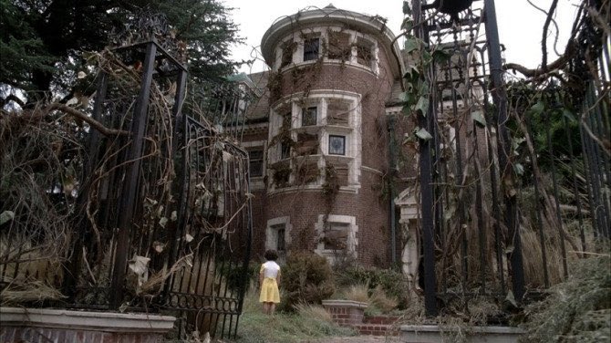 PopCulture2000s's tweet photo. the first episode of ‘american horror story: murder house’ aired 11 years ago today https://t.co/JEvSrS1pIW