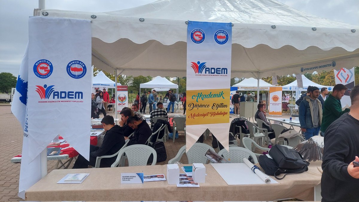 İl Bşk.Ahmet Hakan BULDAN, ADEM Topluluğu'muzun"Kulüp ve Topluluklarımız Öğrencilerimiz ile Buluşuyor" etkinliği kapsamında Kocatepe Üniversitesi Barış Manço Şölen alanında yer alan standı ve ADEM Bşk.Vedat KARAHAN'ı ziyaret etti.
"İLİM İRFAN VE HİKMET YOLUNDA ŞUURLU BİR GENÇLİK"