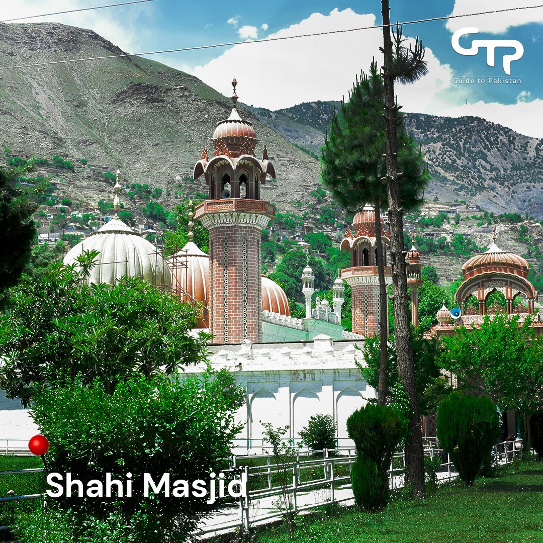 Guidetopak_GTP's tweet photo. The Shahi mosque was built on the orders of His Highness Shuja ul-Mulk in 1924. The #ShahiMosque is the main mosque in the town of #Chitral, Khyber Pakhtunkhwa, #Pakistan. It is located on the bank of the #ChitralRiver, adjacent to the #ChitralFort. 
https://t.co/qL7TMByQIz https://t.co/mFBC4Ufw4E