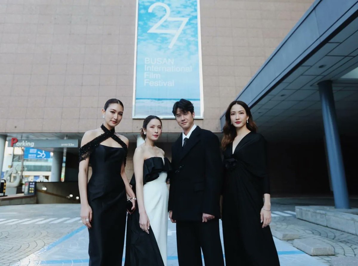 Mm38Nune's tweet photo. ❤ ตัวแทน ' นักแสดง ' และ ' ทีมงาน ' จากภาพยนตร์ "Six Characters มายาพิศวง" ...นำทีมโดย ' แอฟ ทักษอร  แพนเค้ก เขมนิจ แต้ว ณฐพร ' และ มาริโอ้ เมาเร่อ🙏ในงาน " 27th Busan International Film Festival"ณ Busan Cinema Center เมืองปูซาน ประเทศเกาหลีใต้...5 ตุลาคม 2565 https://t.co/XVd14khii5