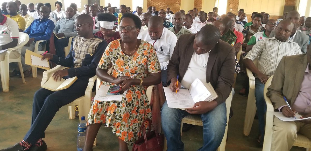 PButanyerera's tweet photo. Ce 5/10, Gouverneur de @KirundoProvince Albert  #Hatungimana rencontre les Administrateurs communaux &amp; les chefs de services déconcentrés pr échanger sur la  sécurité &amp; mise en œuvre d projets du @BurundiGov en vue de promouvoir le bien-être de la populat°
https://t.co/UegU2DhUnI https://t.co/wZmenFE7XC