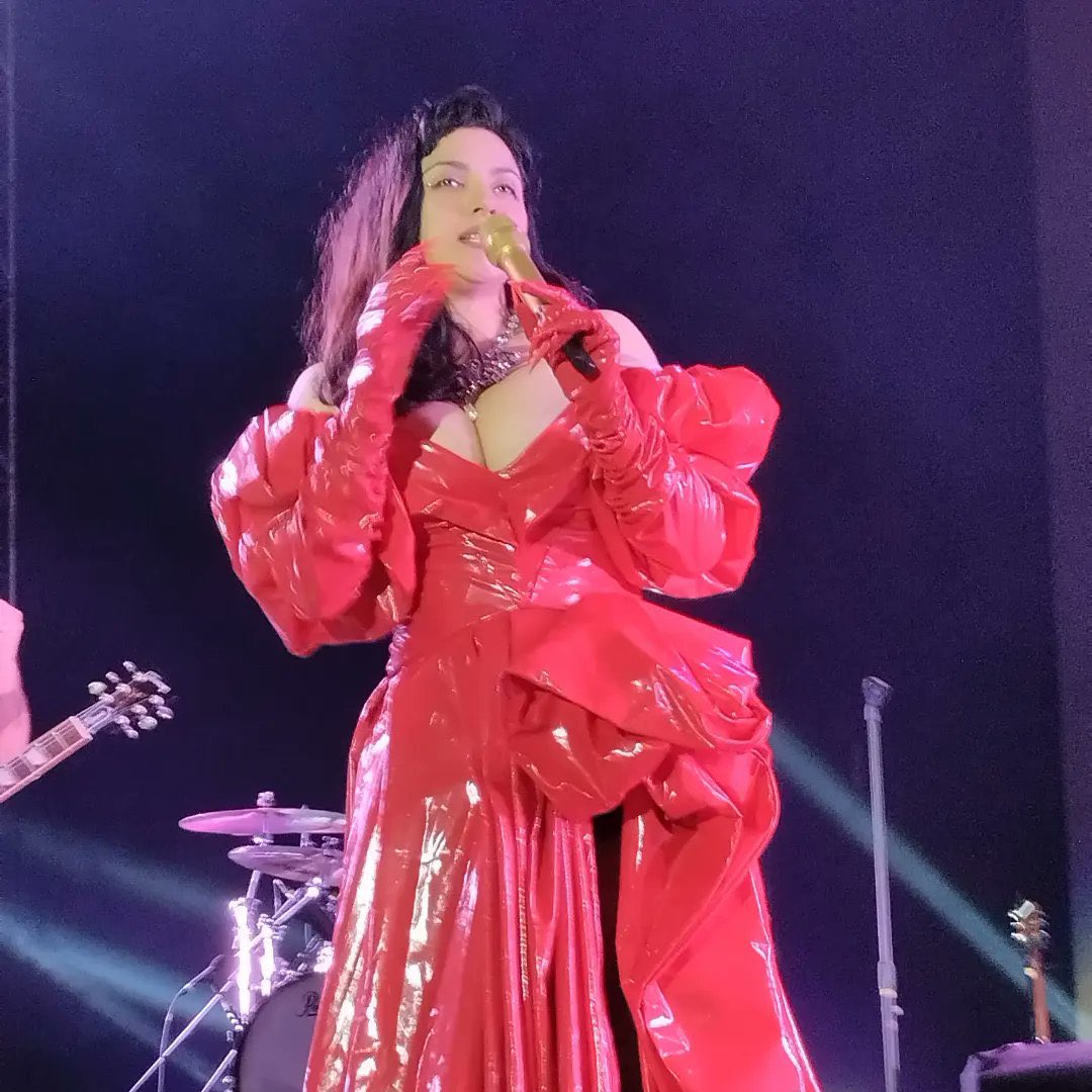 SENOS casó <a href="/monlaferte/">Mon Laferte</a>