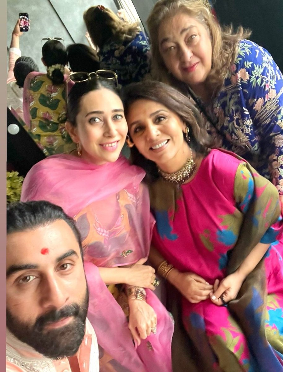 BollyTellyBuzz's tweet photo. #KarismaKapoor shares a happy selfie with father-to-be #RanbirKapoor and aunts #NeetuKapoor and #RimaJain from the baby shower 🤳 https://t.co/IXqTzGrUB4