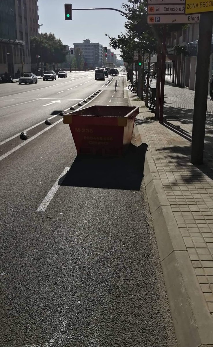 enbiciperlleida's tweet photo. Què coi hi fa això aquí al mig? 😵
#cbinvaders #enbiciperlleida
@gUrbanaLleida @paerialleida https://t.co/15XDHbYK50
