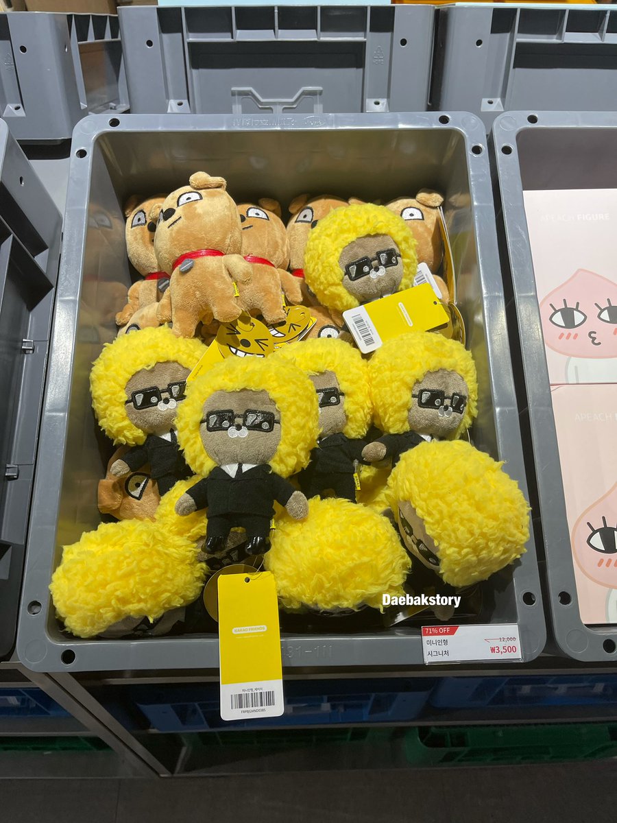 daebakstory's tweet photo. ใครชอบkakao friendsต้องมาาาาาาา Factory store saleทั้งชั้นถูกมากกกกกกก!!! พวงกุญเเจจาก 12,000 วอนเหลือ 3,500 อะเเม่ เริ่ดไม่เริ่ดT______T 🐒💓 #รีวิวเกาหลี @Review_korea https://t.co/1pInfS23F7