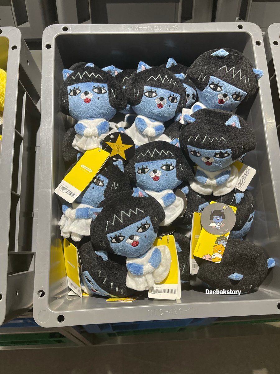 daebakstory's tweet photo. ใครชอบkakao friendsต้องมาาาาาาา Factory store saleทั้งชั้นถูกมากกกกกกก!!! พวงกุญเเจจาก 12,000 วอนเหลือ 3,500 อะเเม่ เริ่ดไม่เริ่ดT______T 🐒💓 #รีวิวเกาหลี @Review_korea https://t.co/1pInfS23F7