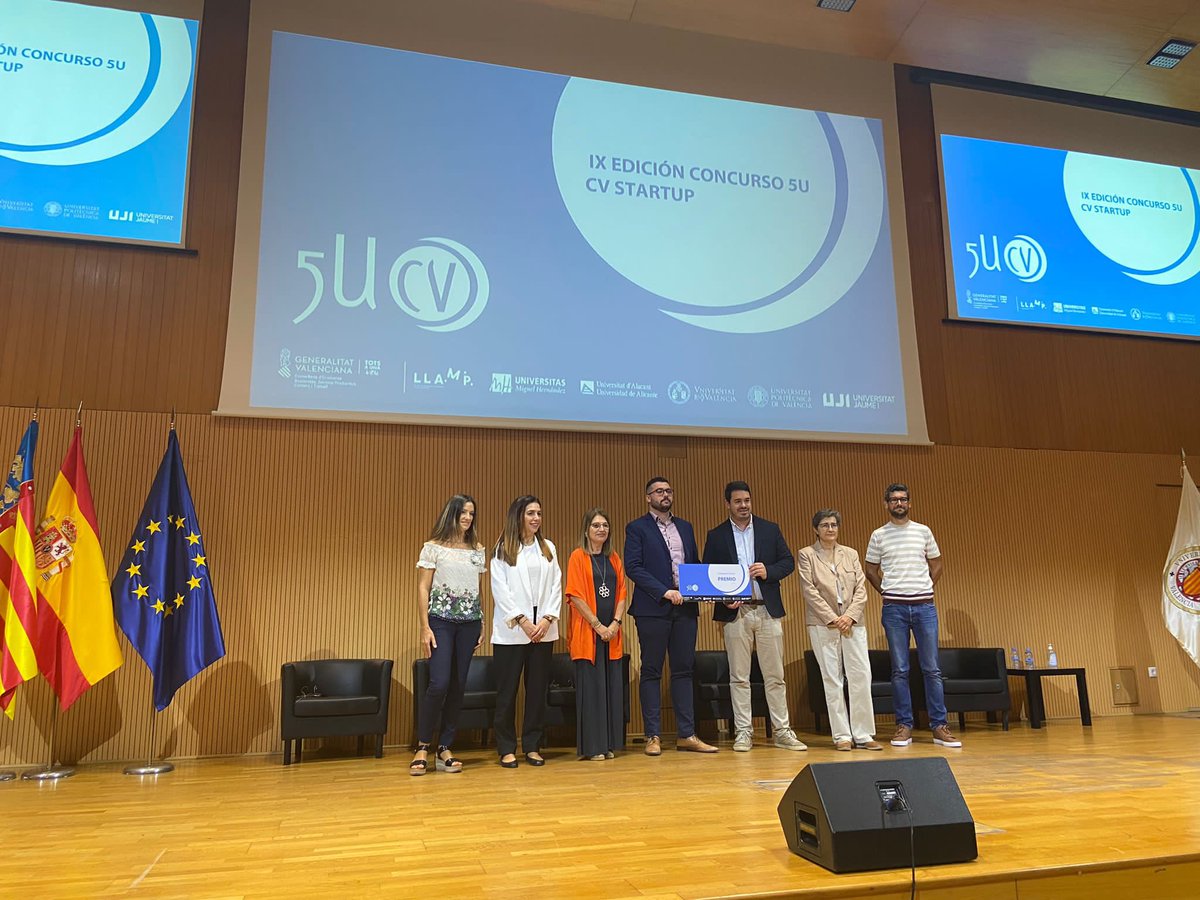 CentroEmpleoUA's tweet photo. El proyecto Orator IA de estudiantado @UA_Universidad recibe el Primer Premio #5uCV de categoría junior.

🏆 Enhorabuena a los promotores Miguel Ángel Salguero, Daniel Domene y Sergiu Oprea. 👏🏻 

Entrega el premio Nuria Grané, Delegada de Empleo de la Rectora. https://t.co/Sy477iI5sH