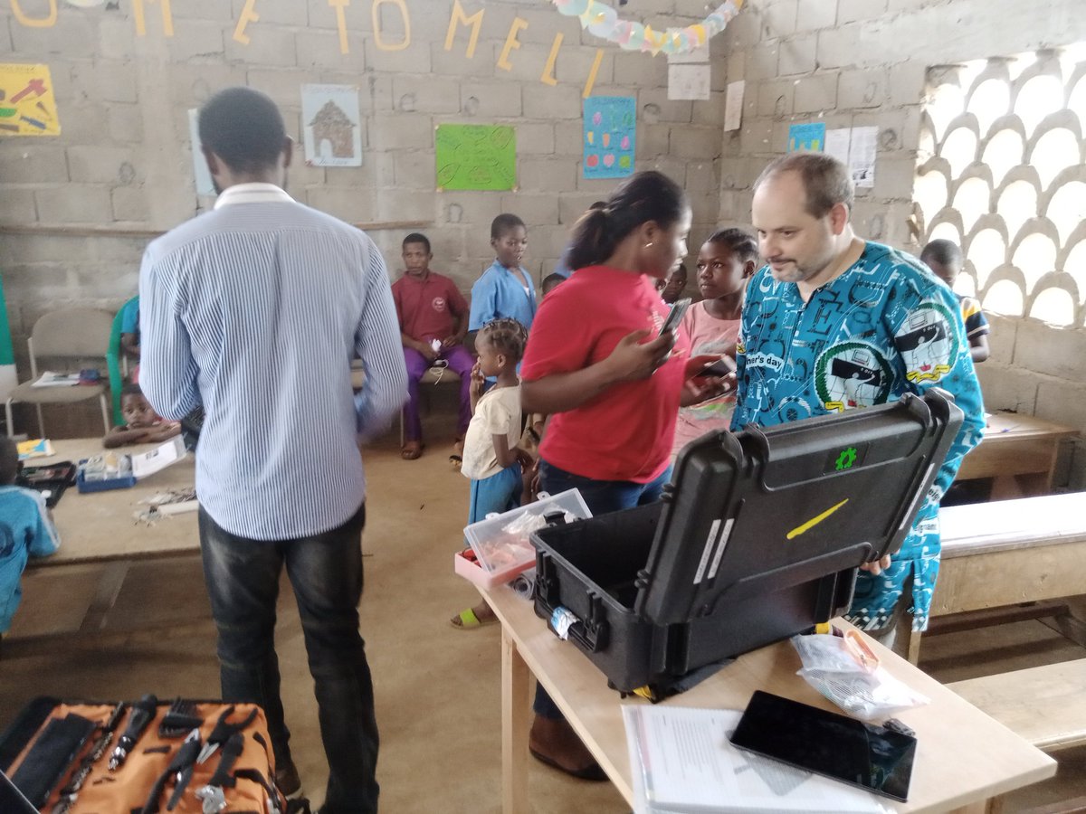 DigaMathieu's tweet photo. Quelle joie de retrouver les élèves et les enseignants 👨‍💻 du Groupe Scolaire Bilingue Meli (PK19) à l'occasion de la fête des enseignants #TeacherDay #Tech4Peace #ASKotec #Act4Peace 🧰☕🗜️ https://t.co/O2xteRLghu