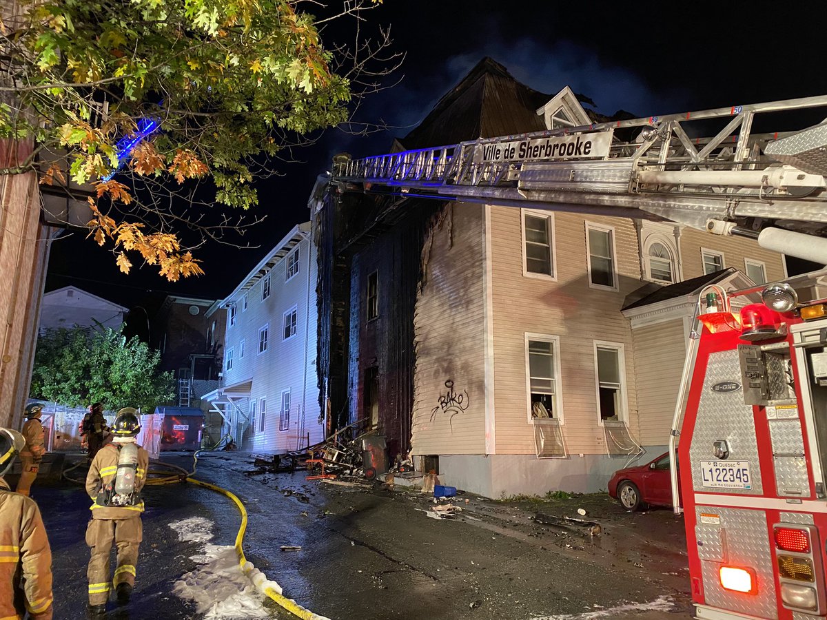 Une vingtaine de personnes se retrouvent à la rue à la suite de l’incendie d’un triplex rue Gordon à #Sherbrooke #rces