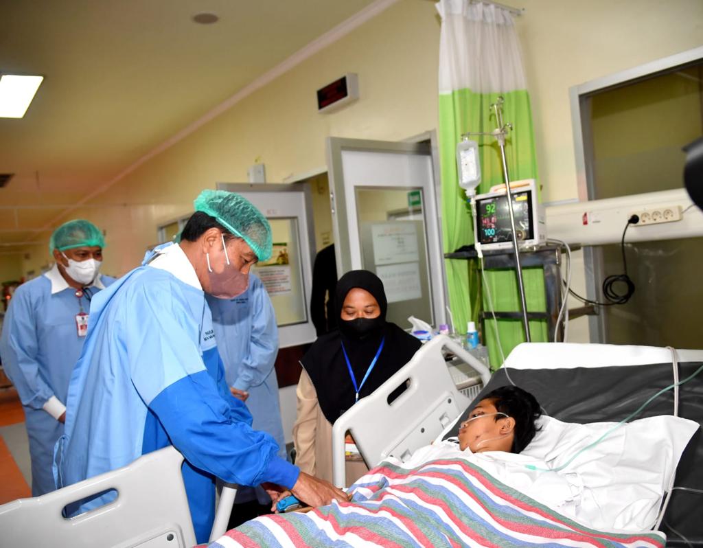 jokowi's tweet photo. Bersama Ibu Negara, sore ini saya datang ke Kota Malang, dan menjenguk para korban selamat dalam tragedi sepak bola di Stadion Kanjuruhan yang dirawat di RSUD dr. Saiful Anwar. 

Saya hendak memastikan mereka mendapatkan pelayanan terbaik dengan biaya yang ditanggung pemerintah. https://t.co/JTmkxzCuMD