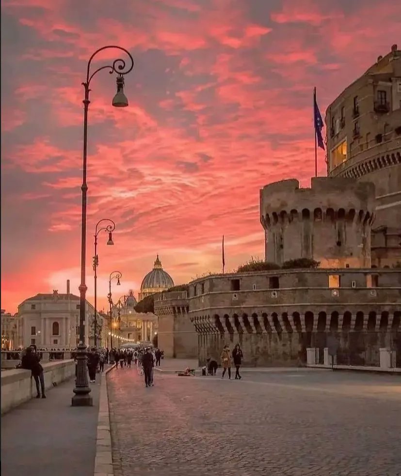 aestheticspost_'s tweet photo. Sunset in Rome https://t.co/MF4lOjPrM1
