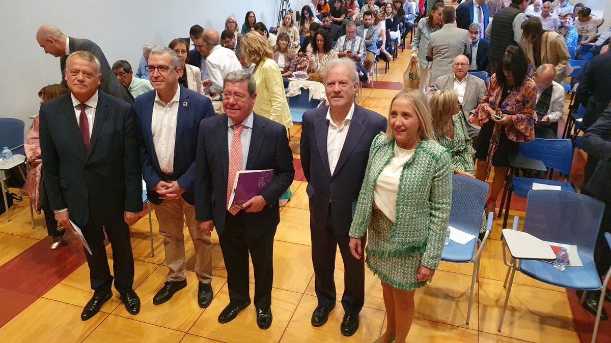 LorenzoRguez's tweet photo. Como presidente de @Sodebur he presentado el nuevo Plan Estratégico Burgos Rural 2025 en el que han participado 300 agentes. Quiero dar las gracias al periodista Manuel Campo Vidal y al secretario general de Reto Demográfico del Gobierno, Francesc Boya, que nos han acompañado.🧵 https://t.co/Mkv3LK6Oxi